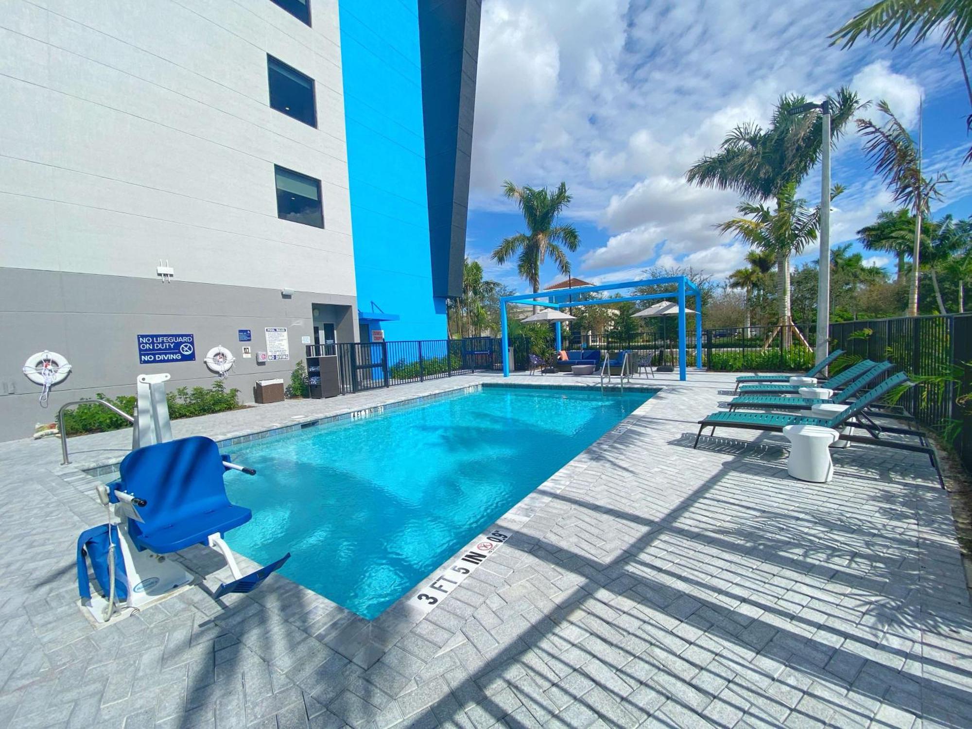 Tru By Hilton Miramar Otel Dış mekan fotoğraf